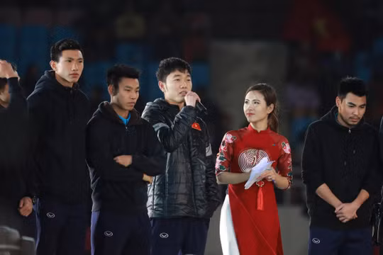 Tiền vệ Lương Xuân Trường trả lời phỏng vấn trên sân Mỹ Đình tối 28/1. Nguồn ảnh: TTXVN