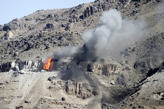 Khói bốc lên từ một kho vũ khí sau các vụ oanh kích của liên quân Arab xuống vùng núi Nuqom, Yemen. (Nguồn: Reuters/TTXVN)