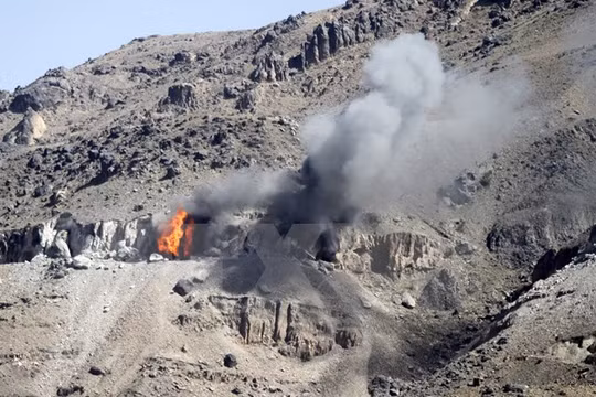 Khói bốc lên từ một kho vũ khí sau các vụ oanh kích của liên quân Arab xuống vùng núi Nuqom, Yemen. (Nguồn: Reuters/TTXVN)