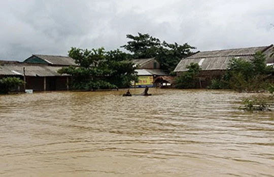 Mưa lớn, nước sông dâng khiến nhiều xã tại huyện Hương Sơn bị cô lập. Ảnh: Đức Hùng