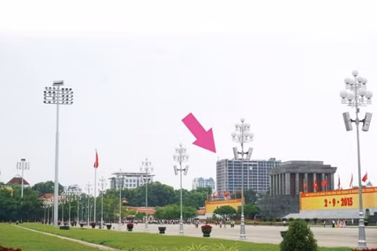 Hình ảnh của tòa nhà “pháo đài” cao tới 19 tầng nằm ngay cạnh khuôn viên Lăng Bác gây bức xúc trong dự luận.