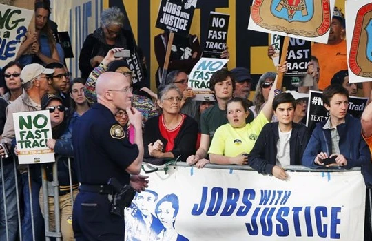 Một cuộc Biểu tình phản đối hiệp định Đối tác xuyên Thái Bình Dương (TPP) tại Hoa Kỳ. Ảnh REUTERS/Jonathan Ernst