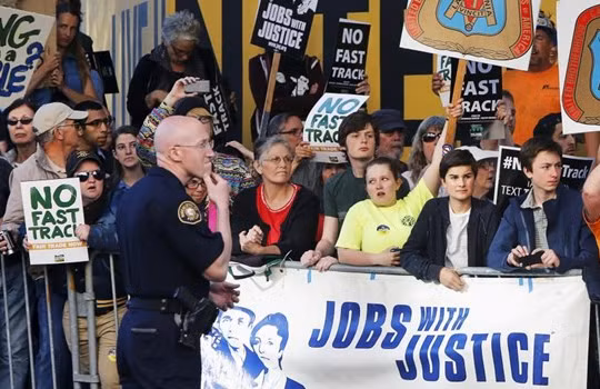 Một cuộc Biểu tình phản đối hiệp định Đối tác xuyên Thái Bình Dương (TPP) tại Hoa Kỳ. Ảnh REUTERS/Jonathan Ernst