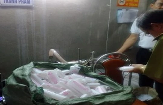 Mỹ phẩm cao cấp được sản xuất như nấu cám lợn. Ảnh: Đức Huy.