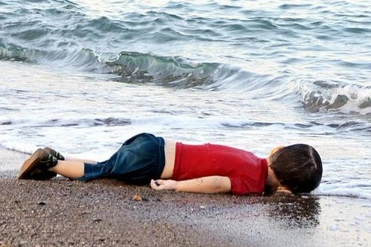 Hình ảnh em bé chết đuối dạt vào bờ biển khiến châu Âu mở cửa đón dòng tị nạn