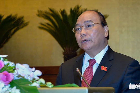 Thủ tướng Nguyễn Xuân Phúc báo cáo tại phiên khai mạc kỳ họp thứ 4 Quốc hội khóa XIV sáng 23-10 - Ảnh: Tuổi trẻ