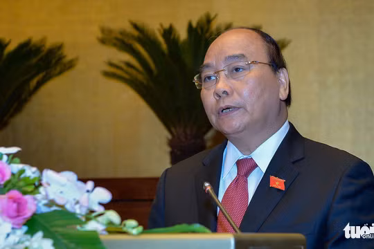 Thủ tướng Nguyễn Xuân Phúc báo cáo tại phiên khai mạc kỳ họp thứ 4 Quốc hội khóa XIV sáng 23-10 - Ảnh: Tuổi trẻ