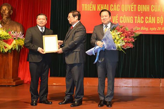 Ông Lại Xuân Môn (ngoài cùng bên trái) nhận quyết định giữ chức Bí thư Tỉnh ủy Cao Bằng. Ảnh: VGP