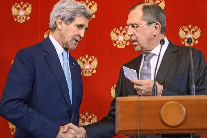 Ngoại trưởng Mỹ John Kerry (bên trái) và Ngoại trưởng Nga Sergei Lavrov.