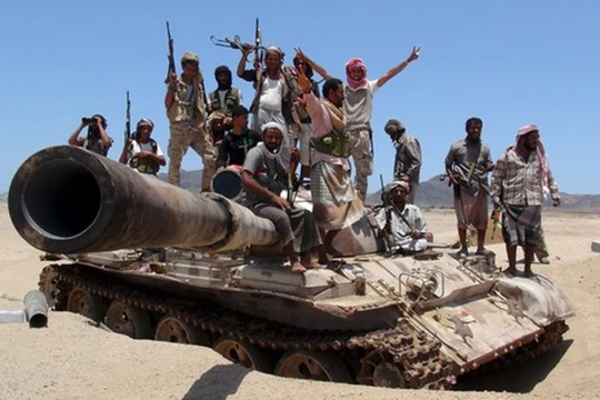 Video tên lửa của phiến quân Huthis diệt tăng Saudi trong sa mạc vùng Najran