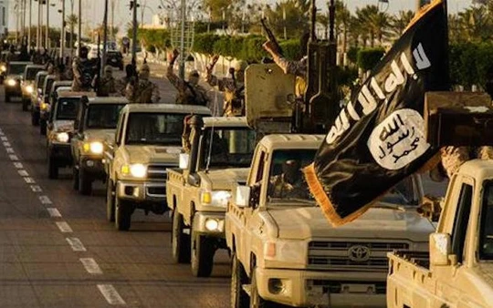 Đoàn xe IS diễu phố ở Libya. (Ảnh: @7our/Twitter)