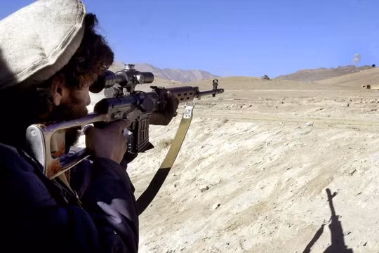 Clip anh lính Iraq già dơ qua mặt xạ thủ bắn tỉa IS bằng chiêu lừa “kinh điển”