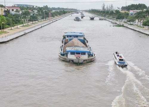 Từ 1.1.2016, phương tiện thủy nội địa sau khi đạt yêu cầu kiểm định kỹ thuật sẽ được dán tem kiểm định và số kiểm soát - Ảnh minh họa Kim Anh