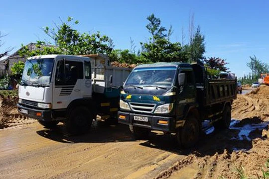 Nạo vét bùn đổ ra đường sau sự cố vỡ hồ chứa bùn thải do khai thác titan tại Bình Thuận vào ngày 16-6-2016. Ảnh: báo Bình Thuận