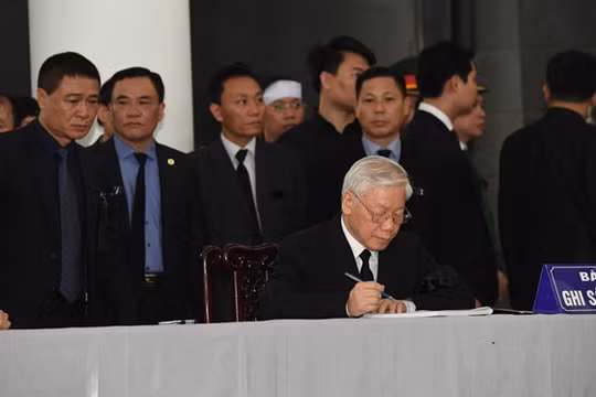 Tổng bí thư Nguyễn Phú Trọng ghi sổ tang tại lễ viếng Chủ tịch nước Trần Đại Quang sáng 26/9. (Nguồn: Thanh Niên)