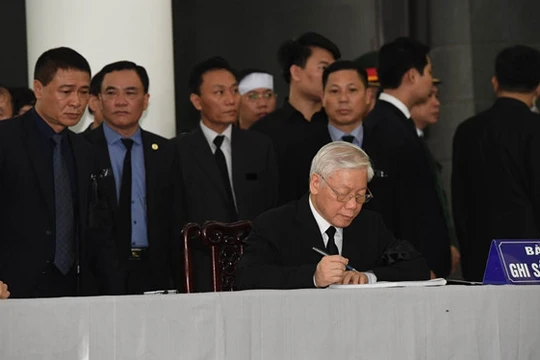 Tổng bí thư Nguyễn Phú Trọng ghi sổ tang tại lễ viếng Chủ tịch nước Trần Đại Quang sáng 26/9. (Nguồn: Thanh Niên)