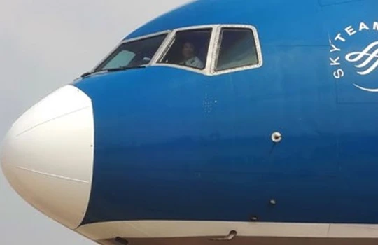 Theo quy định của VNA, phi công không được ở trong buồng lái một mình