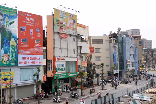 Một ngôi nhà “siêu mỏng” trên đường Trường Chinh (quận Thanh Xuân). Ảnh:Hà Nội mới