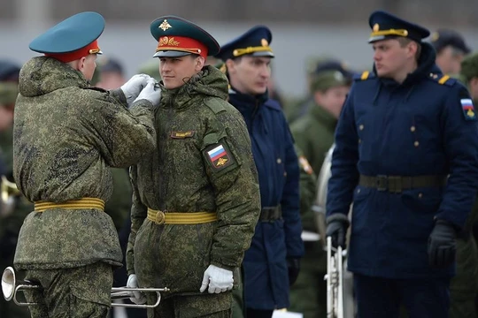 Lực lượng quân nhạc chỉnh đốn trang phục trước buổi tập dượt.(Nguồn: Sputnik)