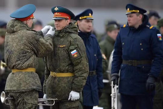 Lực lượng quân nhạc chỉnh đốn trang phục trước buổi tập dượt.(Nguồn: Sputnik)