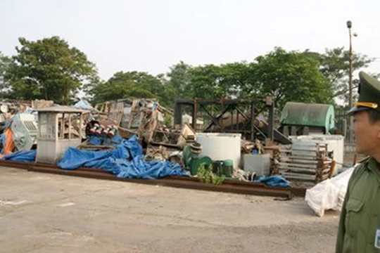 Đống máy móc, thiết bị của các đơn vị thành viên Vinashin (nay là SBIC) vứt chồng chất, hư hỏng tại góc cảng Hải Phòng. Ảnh: Phạm Thanh