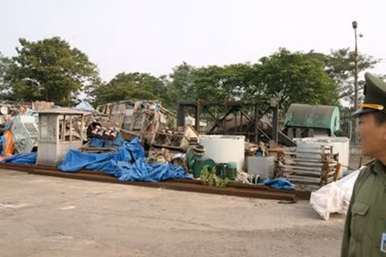 Đống máy móc, thiết bị của các đơn vị thành viên Vinashin (nay là SBIC) vứt chồng chất, hư hỏng tại góc cảng Hải Phòng. Ảnh: Phạm Thanh