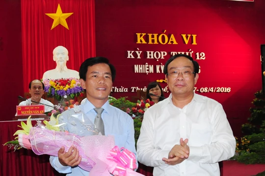 Chủ tịch UBND tỉnh Nguyễn Văn Cao tặng hoa chúc mừng ông Nguyễn Văn Phương (bên trái).