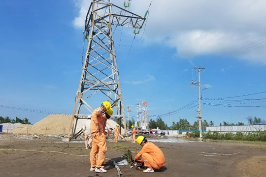 Cột điện đường dây 35kV vượt biển từ đất liền ra đảo Cát Bà bị hưu hỏng. Ảnh: Điện lực Hải Phòng