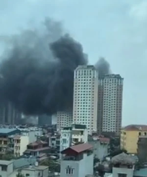 Hình ảnh khói đen nghi ngút bốc ra từ tòa nhà chung cư. (Ảnh cắt từ clip Facebook Hoàng Thanh Tuấn)