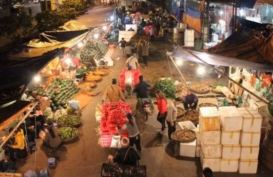 Chợ đầu mối Long Biên. Ảnh: TL