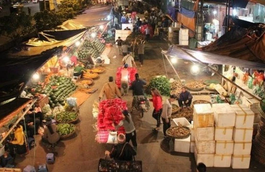 Chợ đầu mối Long Biên. Ảnh: TL