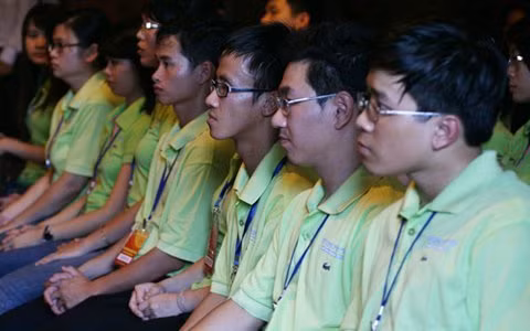 Các thủ khoa đầu ra xuất sắc trong lễ vinh danh ở Văn Miếu - Quốc Tử Giám năm 2011