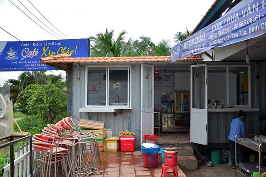 Container dùng làm nơi rửa chén ở quán cà phê Xin Chào