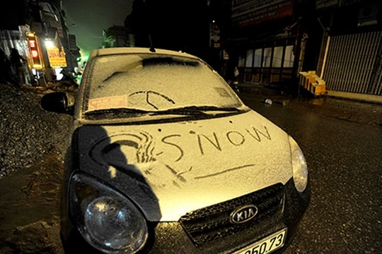 Dù mới rơi và còn ở dạng bông tuyết nhỏ nhưng tuyết đã khá dày.