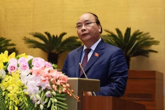 Thủ tướng Nguyễn Xuân Phúc trình bày báo cáo trước Quốc hội. Ảnh VGP/Nhật Bắc