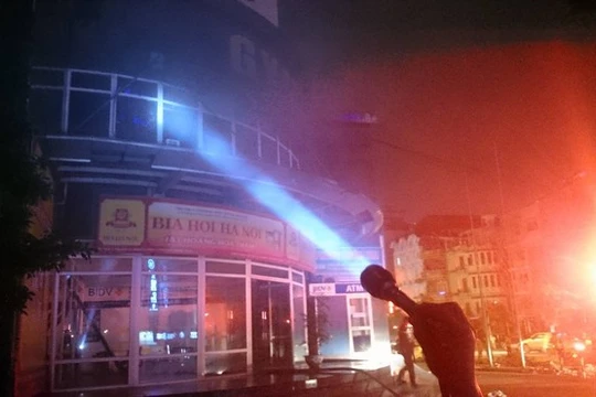 Lửa cháy rực trời, dân đang ngủ chạy thoát thân khỏi cao ốc