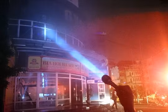 Lửa cháy rực trời, dân đang ngủ chạy thoát thân khỏi cao ốc