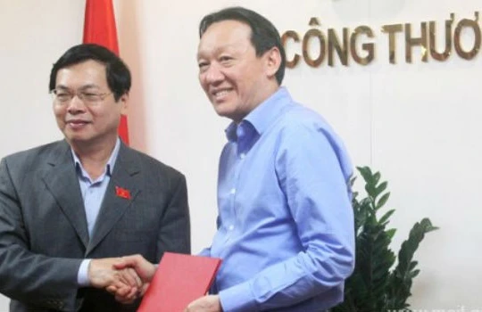 Bộ trưởng Vũ Huy Hoàng trao quyết định cho ông Phan Đăng Tuất. Ảnh: MOIT