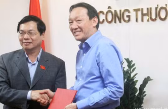 Bộ trưởng Vũ Huy Hoàng trao quyết định cho ông Phan Đăng Tuất. Ảnh: MOIT