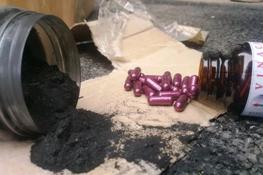 Thuốc chữa ung thư làm từ than tre của công ty TNHH Vinaca. Ảnh: Lao động