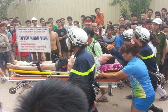 Người đàn ông đã ngất xỉu khi được đưa xuống mặt đất