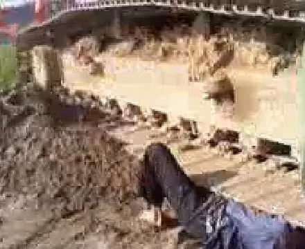 Bà Châm được cho là bị máy xúc chèn qua người và may mắn không tử vong. Tuy nhiên lãnh đạo tỉnh Hải Dương khẳng định bà Châm chỉ va chạm với máy xúc. (Hình ảnh cắt từ video clip do người dân cung cấp)