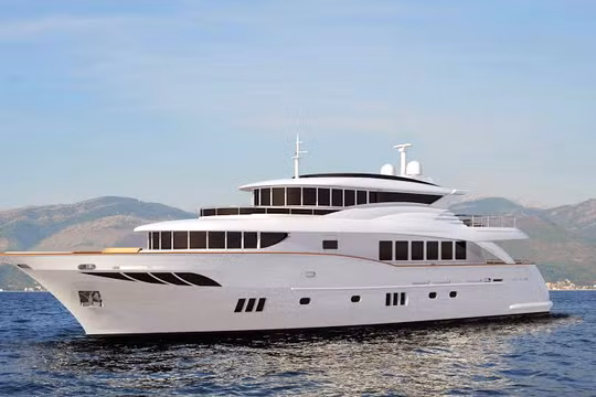 Du thuyền triệu đô đậu đầy bến nhà giàu Việt