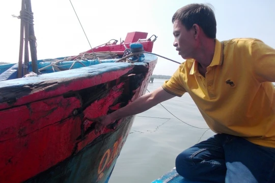 Vết đâm của tàu lạ khiến tàu ông Nguyễn Thương hư hỏng mạn phải.