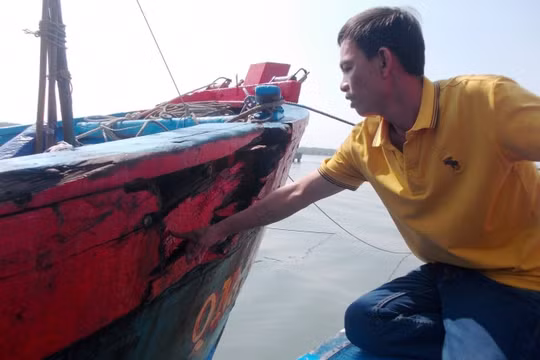 Vết đâm của tàu lạ khiến tàu ông Nguyễn Thương hư hỏng mạn phải.
