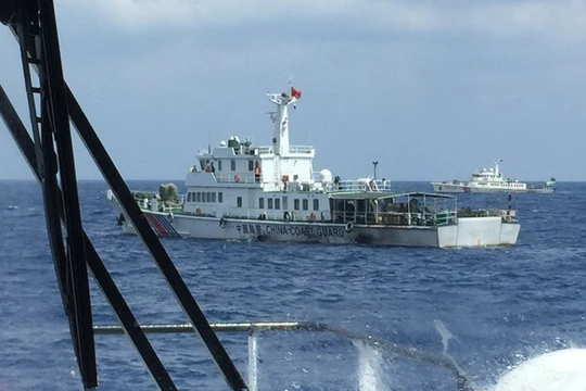2 tàu hải cảnh Trung Quốc cản trở SAR 412 - Ảnh: Xuân Sơn