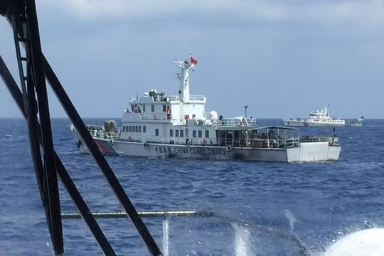 2 tàu hải cảnh Trung Quốc cản trở SAR 412 - Ảnh: Xuân Sơn