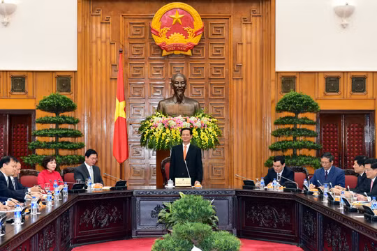 Thủ tướng Nguyễn Tấn Dũng đánh giá cao những đóng góp của các doanh nghiệp ngành Công Thương vào tăng trưởng của nền kinh tế. Ảnh: VGP/Nhật Bắc