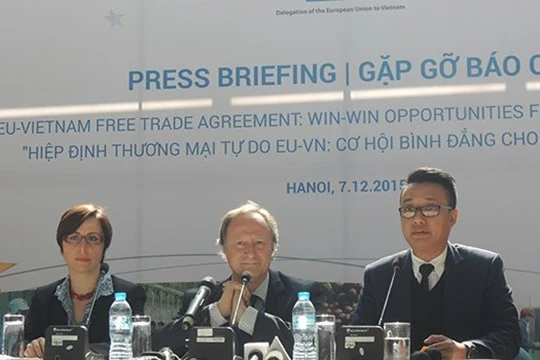 Đại diện phái đoàn EU tại Việt Nam trong buổi họp báo.