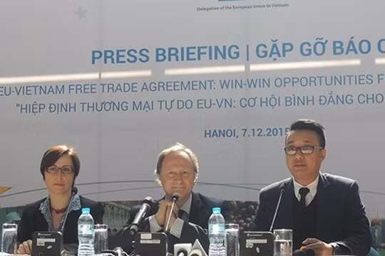 Đại diện phái đoàn EU tại Việt Nam trong buổi họp báo.